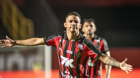 Erick comemora gol do Vitória no Barradão