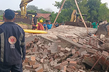 Escombros do sobrado que desabou em Barras