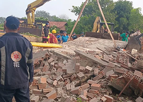 Escombros do sobrado que desabou em Barras