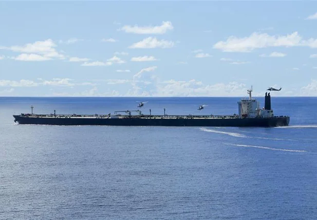 EUA interceptam e abordam petroleiro iraniano no Oceano Índico