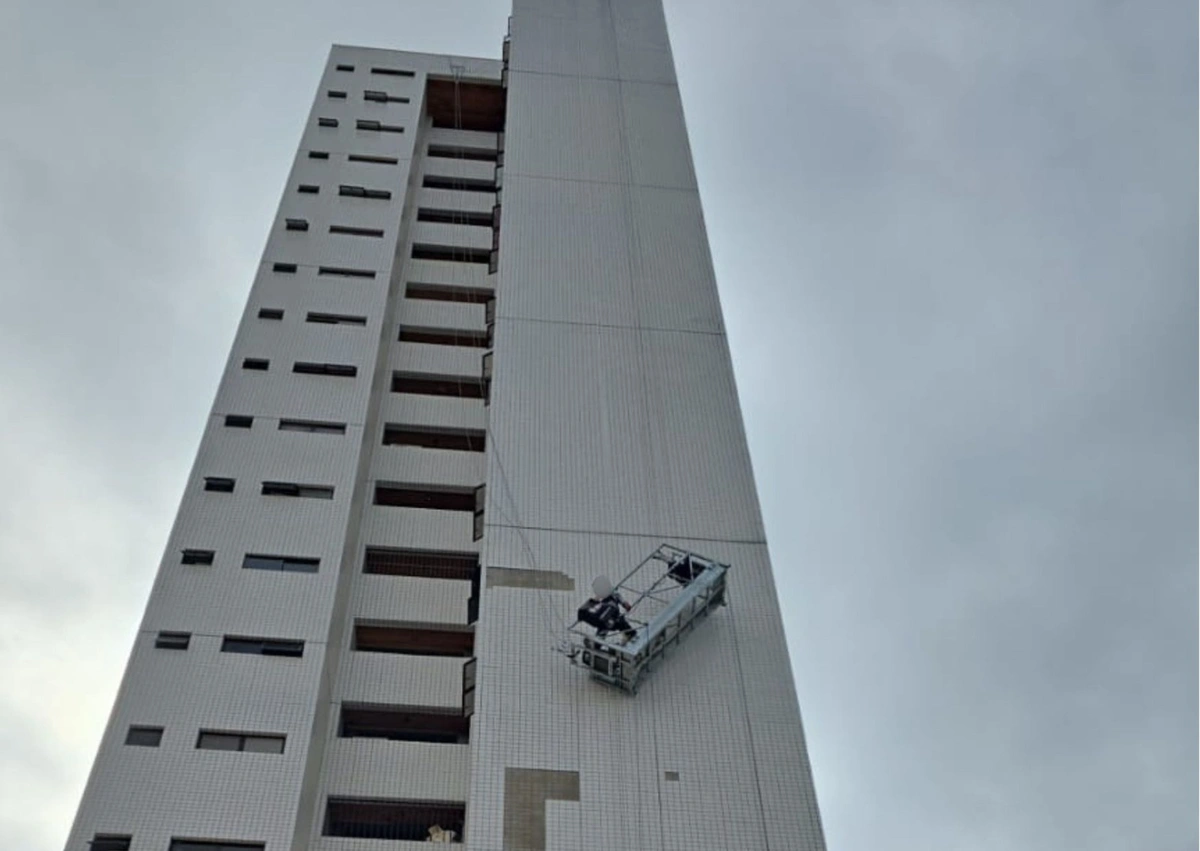 Falha em equipamento deixa trabalhador em risco na zona leste de Teresina