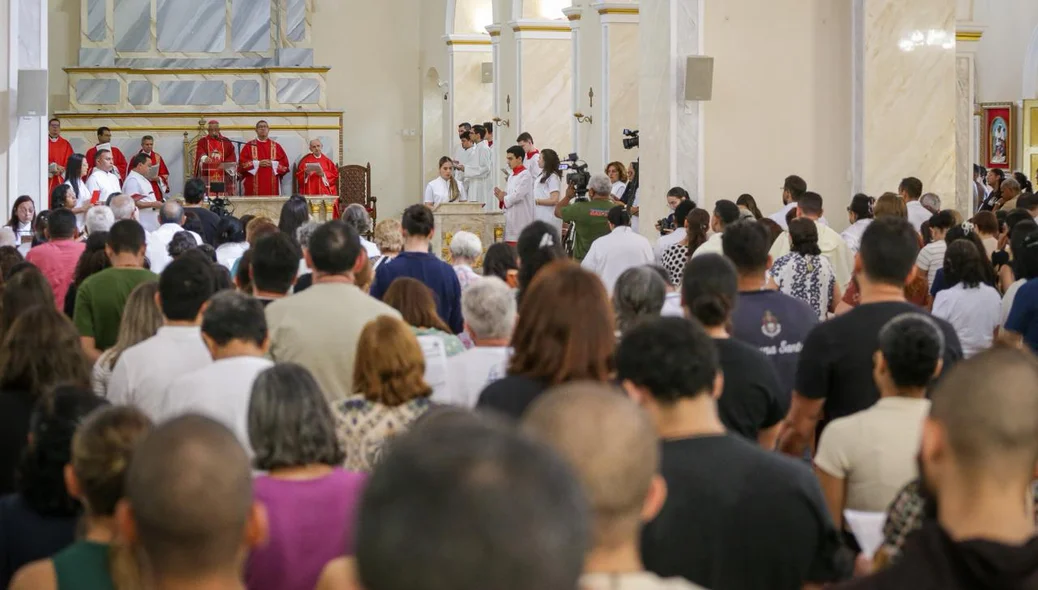 Fiéis durante missa da Paixão de Cristo