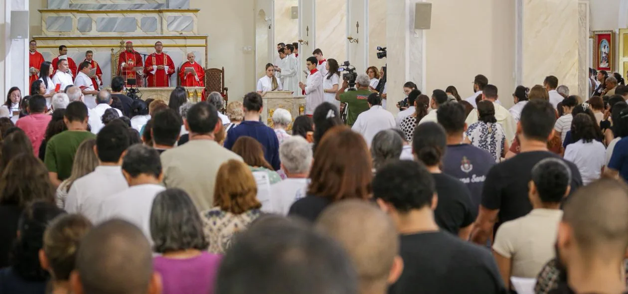 Fiéis durante missa da Paixão de Cristo
