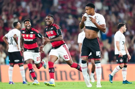 Flamengo vence Vitória pela Copa do Brasil