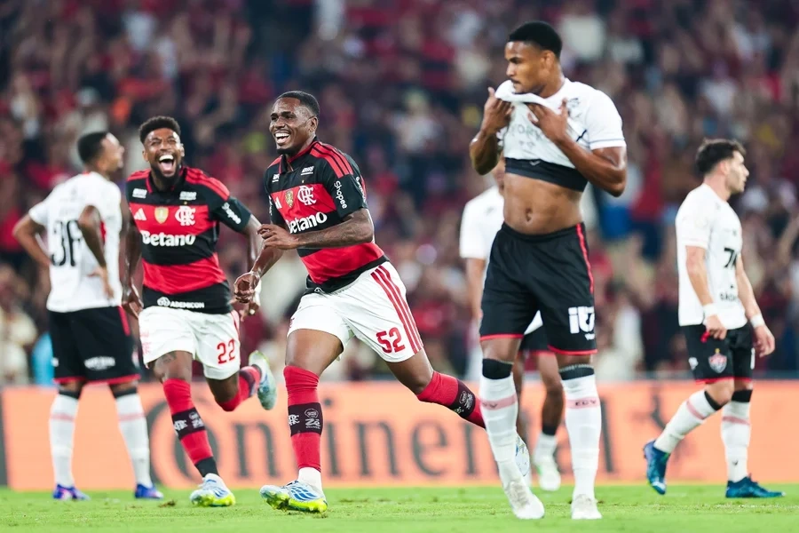 Flamengo vence Vitória pela Copa do Brasil