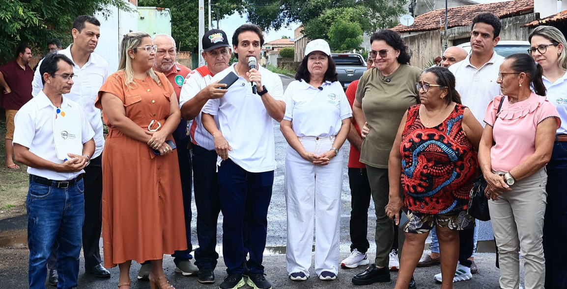 Flávio Júnior discursando em Piripiri