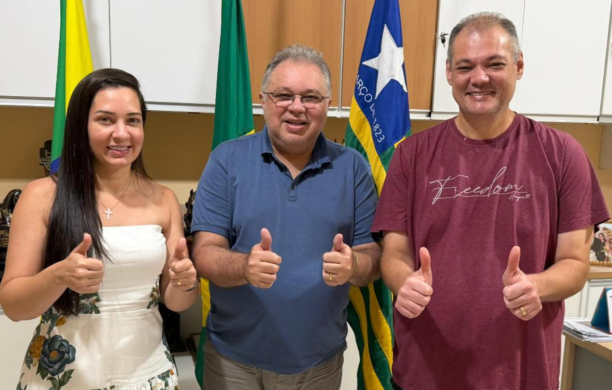Florentino Neto ao lado do prefeito Marcelo Jatobá e da vereadora Sárvia Mendes