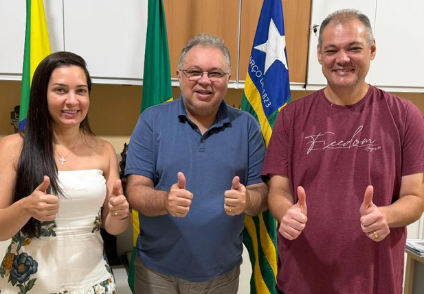 Florentino Neto ao lado do prefeito Marcelo Jatobá e da vereadora Sárvia Mendes