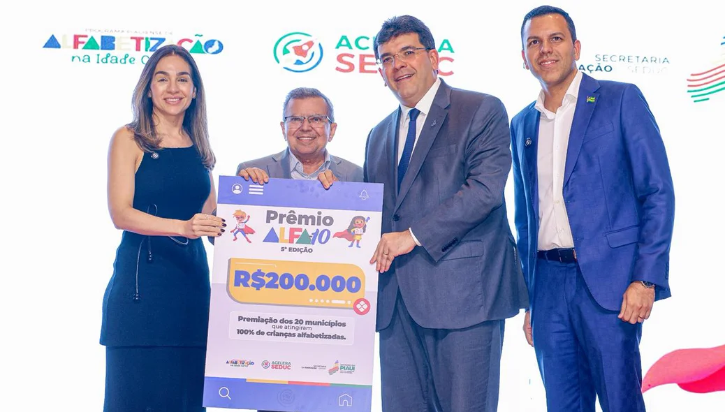 Governador Rafael Fonteles entrega premiação do Alfa10 ao prefeito Antonio Luiz