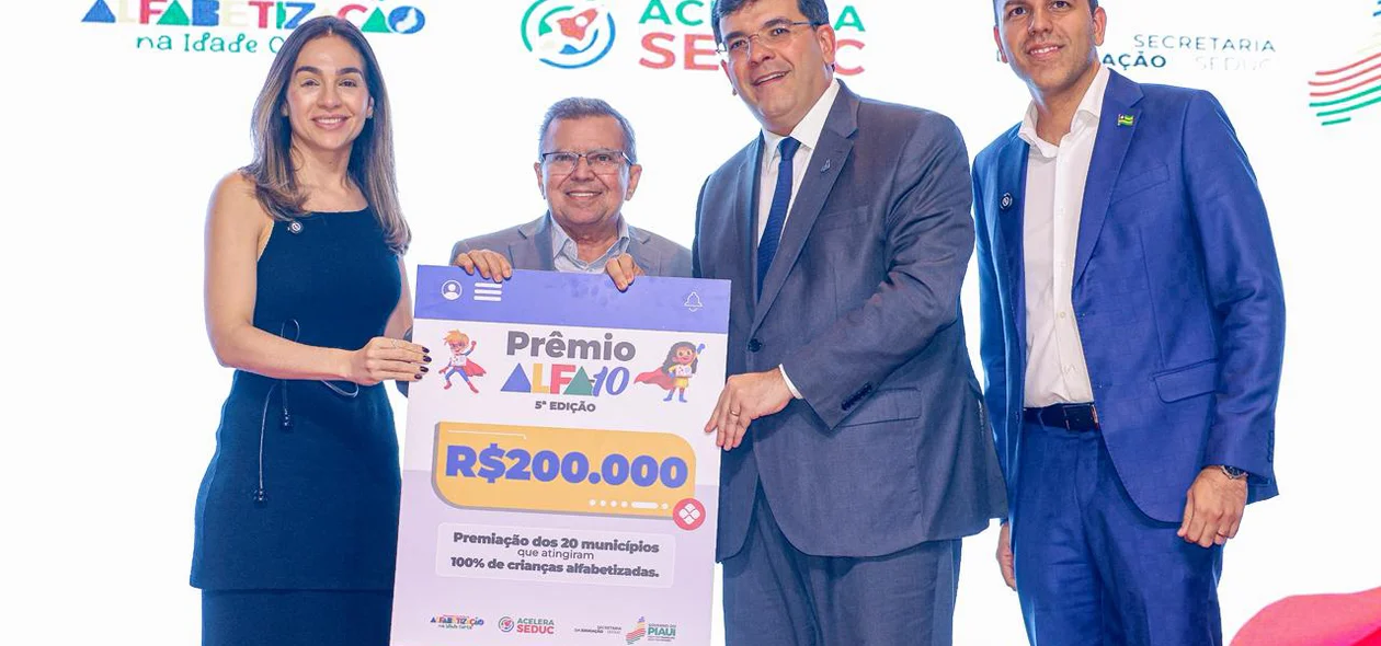 Governador Rafael Fonteles entrega premiação do Alfa10 ao prefeito Antonio Luiz