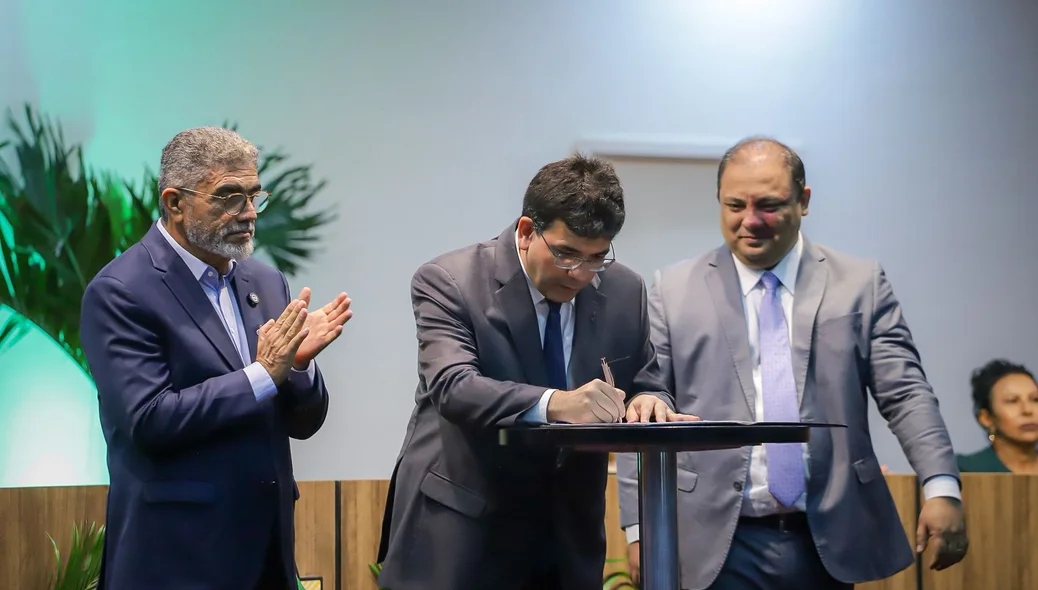 Governador Rafael Fonteles prestigia homenagem aos policiais civis