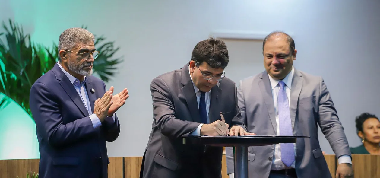 Governador Rafael Fonteles prestigia homenagem aos policiais civis