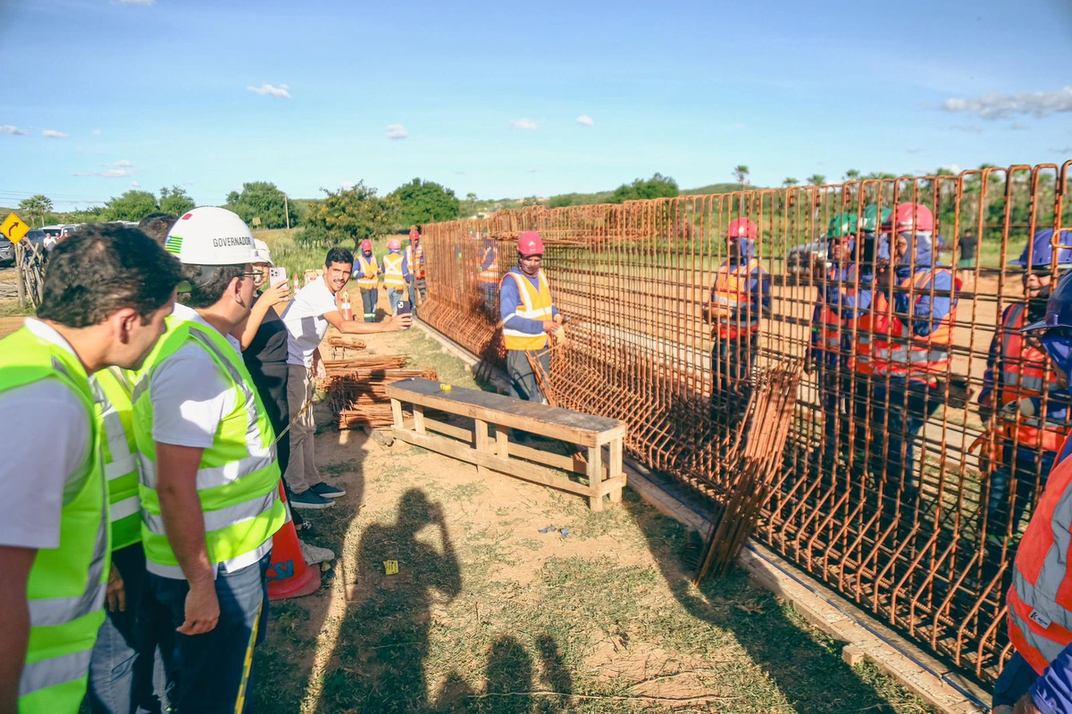 Governador visita obra de recuperação da PI 143
