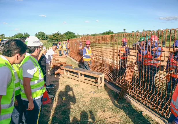 Governador visita obra de recuperação da PI 143