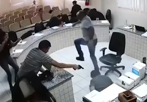 Homem que atirou no assassino do pai em pleno Júri Popular é absolvido em Pernambuco