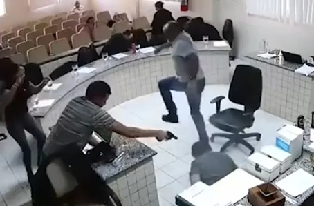 Homem que atirou no assassino do pai em pleno Júri Popular é absolvido em Pernambuco