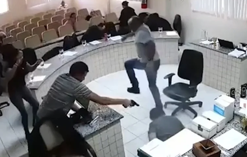 Homem que atirou no assassino do pai em pleno Júri Popular é absolvido em Pernambuco