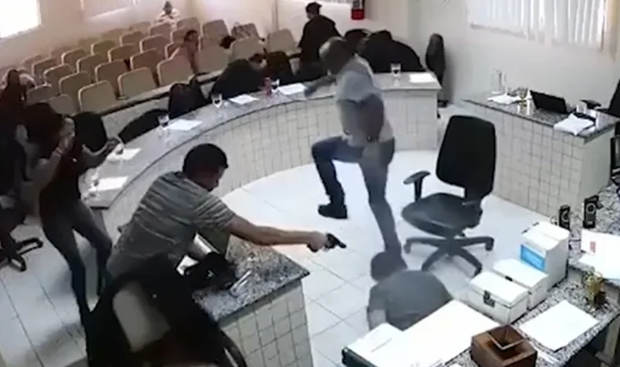 Homem que atirou no assassino do pai em pleno Júri Popular é absolvido em Pernambuco