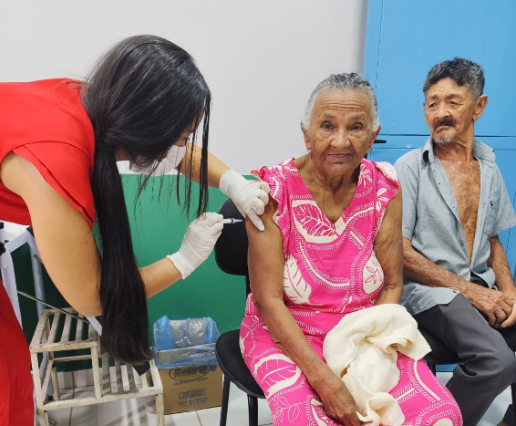 Idosa recebe vacina contra a Influenza