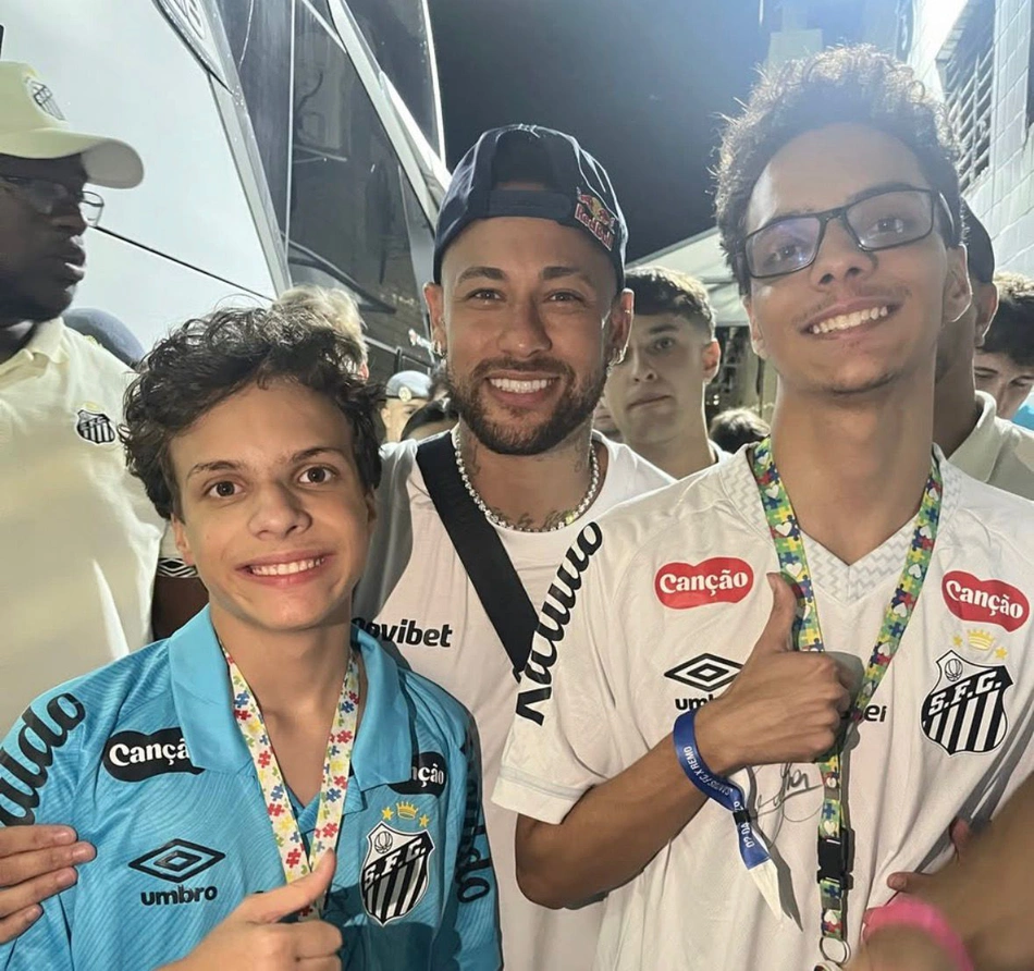 Irmãos autistas conhecem Neymar Jr no dia da conscientização sobre o TEA