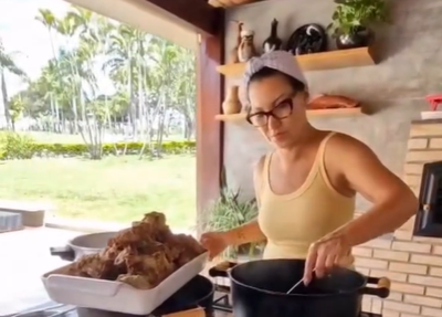 Janja cozinha carne de paca