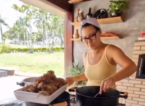 Janja cozinha carne de paca