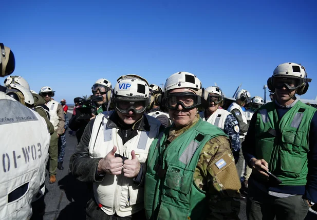 Javier Milei reforça aliança com os Estados Unidos em visita a porta-aviões americano