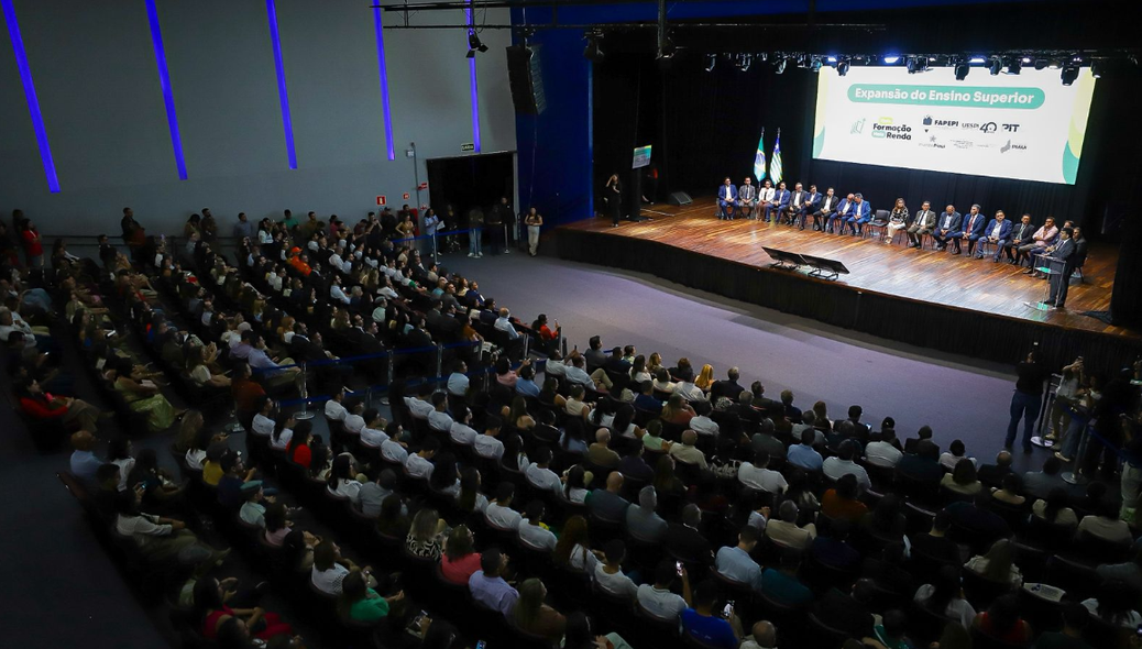 Lançamento aconteceu no Teatro do Centro de Convenções de Teresina