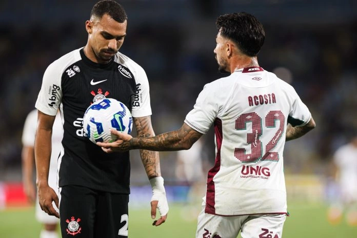 Matheuzinho e Lucho Acosta em Fluminense x Corinthians pelo Brasileirão 2025