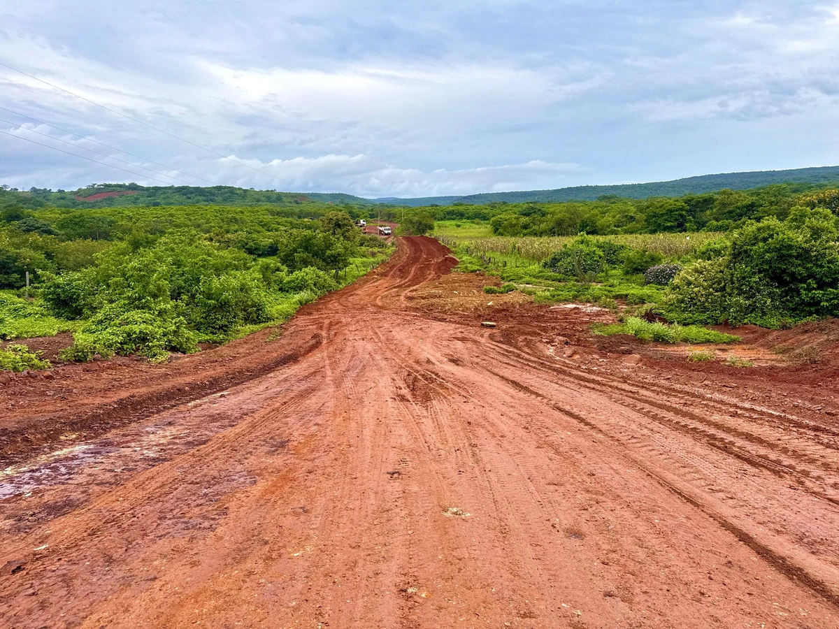 Melhoria de estrada vicinal em João Costa