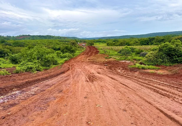 Melhoria de estrada vicinal em João Costa