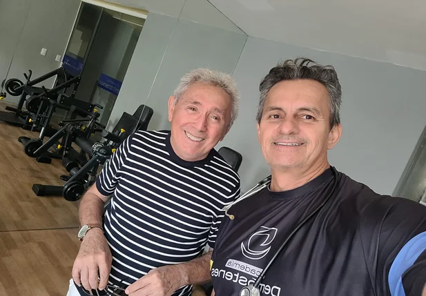 O médico aposentado Dr. Arimatéia Pessoa cuida de sua saúde na musculação terapêutica