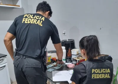 Policiais federais cumprindo mandados