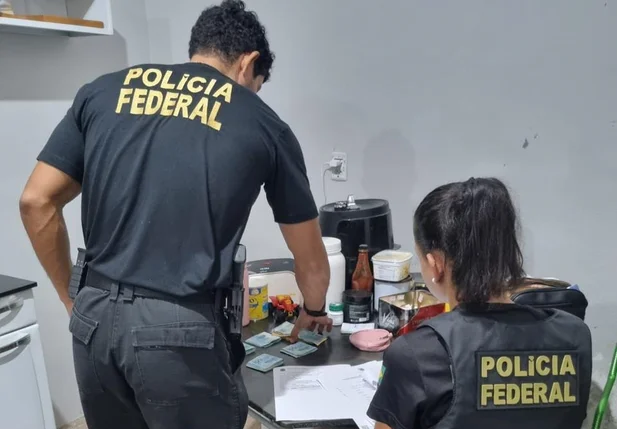 Policiais federais cumprindo mandados