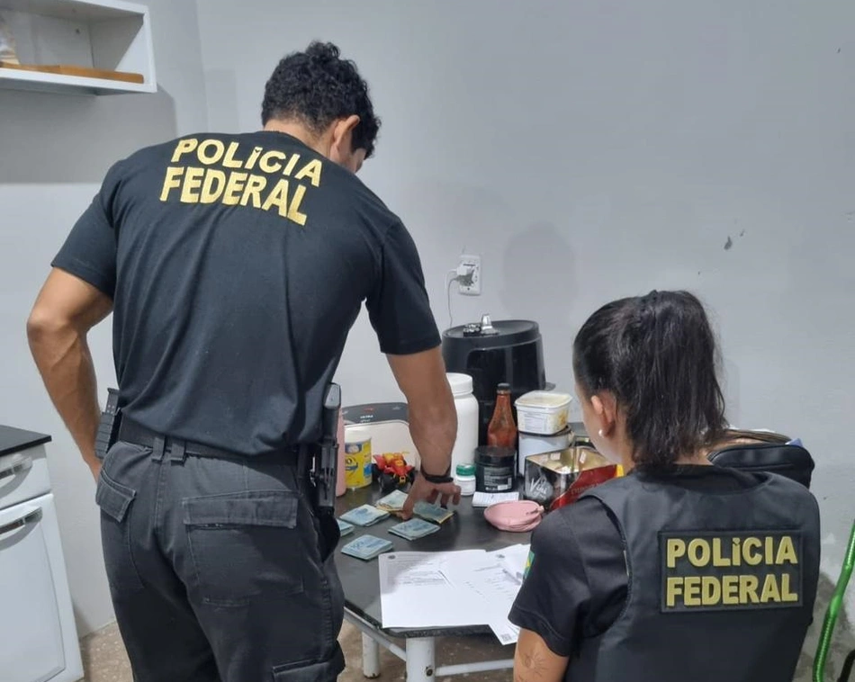 Policiais federais cumprindo mandados