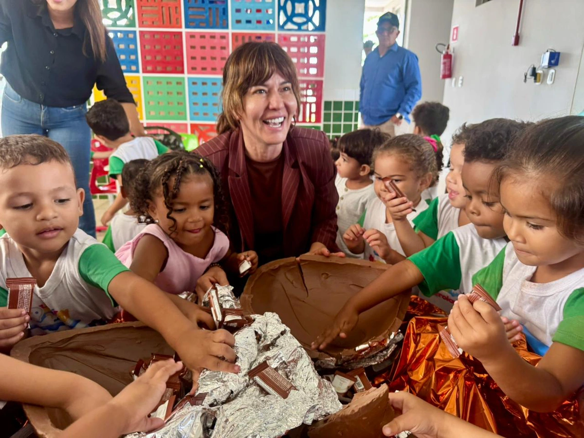 Prefeita Ivanária Sampaio compartilha presente de Páscoa do vice-governador com crianças da Creche Anna Kerolayne