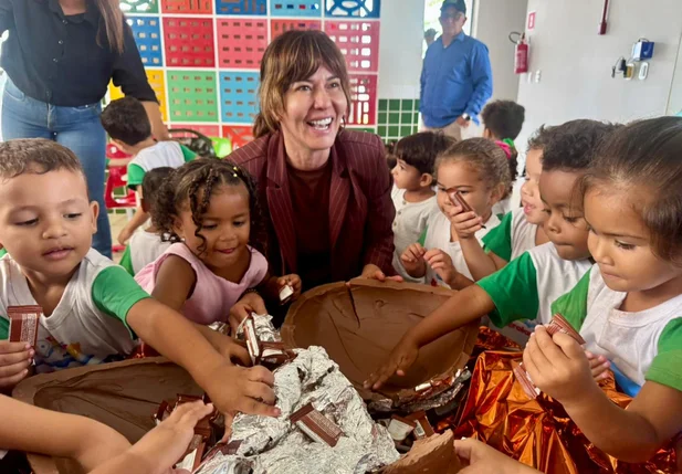 Prefeita Ivanária Sampaio compartilha presente de Páscoa do vice-governador com crianças da Creche Anna Kerolayne