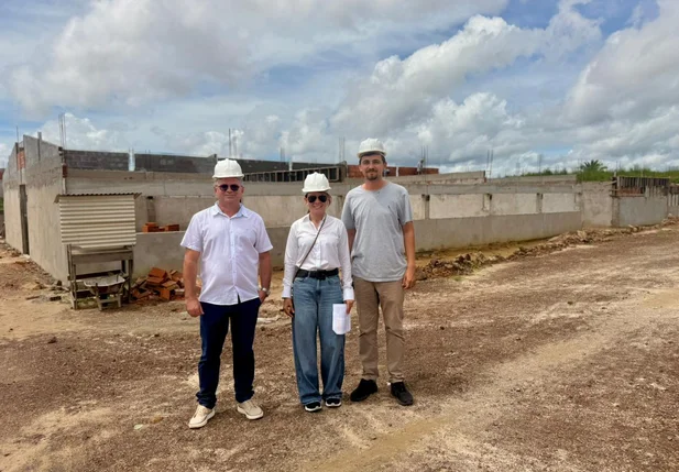Prefeita Ivanária Sampaio vistoria obras do novo campus do IFPI em Esperantina
