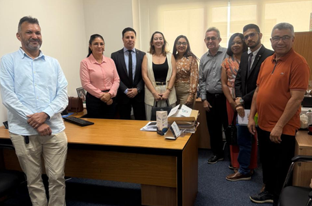 Prefeita Neuza Araújo participa de encontro para regularização fundiária