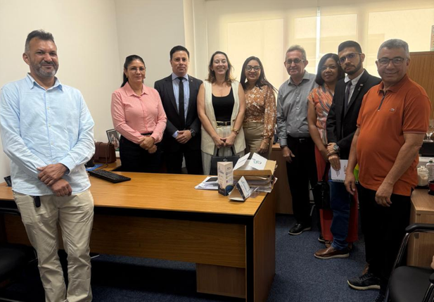 Prefeita Neuza Araújo participa de encontro para regularização fundiária
