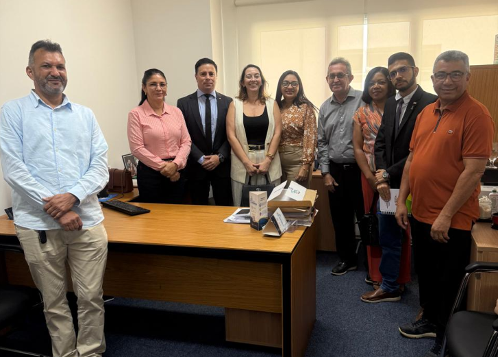 Prefeita Neuza Araújo participa de encontro para regularização fundiária