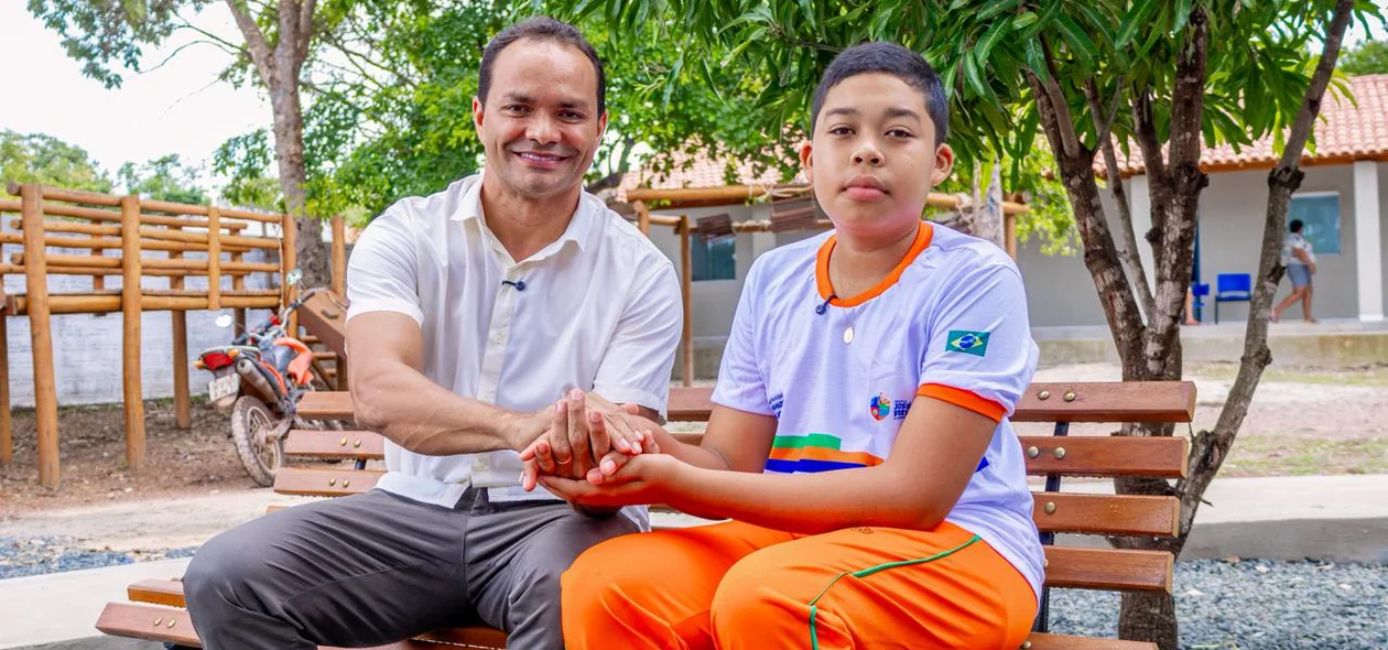 Prefeito Pedro Gomes com aluno