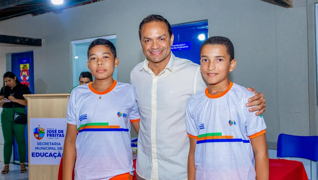 Prefeito Pedro Gomes com estudantes