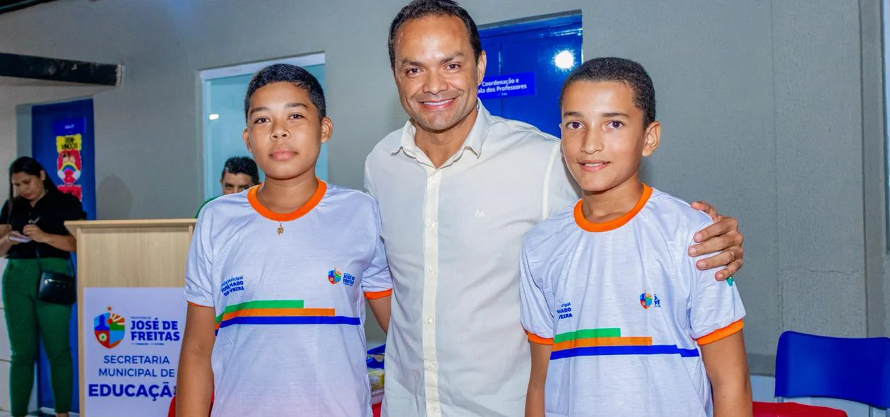 Prefeito Pedro Gomes com estudantes