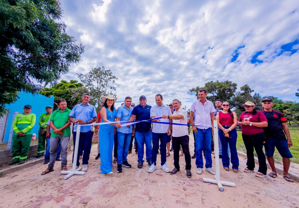 Prefeito Pedro Gomes inaugura calçamento e academia da saúde na comunidade Carvalho em José de Freitas