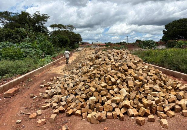 Prefeitura de Esperantina intensifica obras de pavimentação no bairro Cristo Redentor