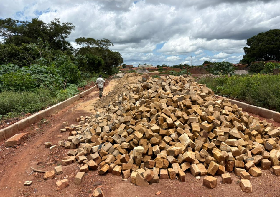 Prefeitura de Esperantina intensifica obras de pavimentação no bairro Cristo Redentor