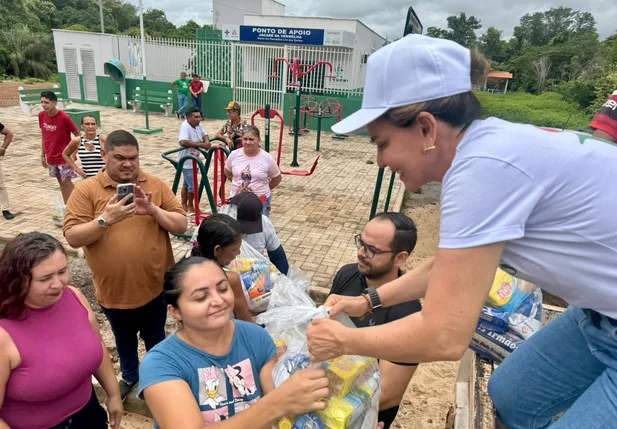 Prefeitura de Esperantina realiza entrega de cestas básicas na localidade Jacaré da Vermelha
