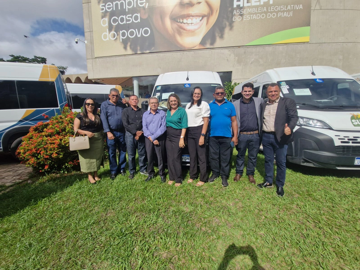 Prefeitura de Francinópolis recebe nova van