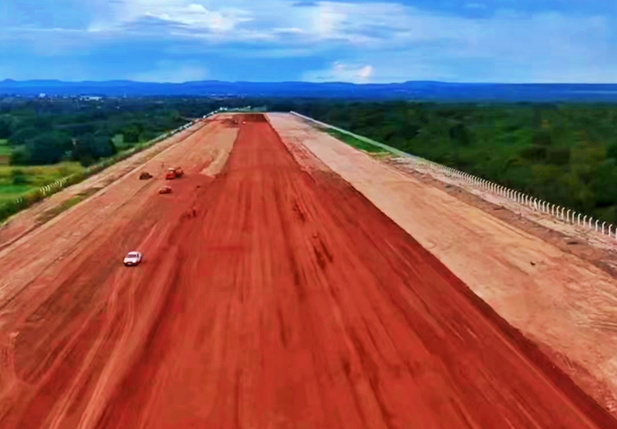 Prefeitura de Piracuruca inicia pavimentação de aeródromo